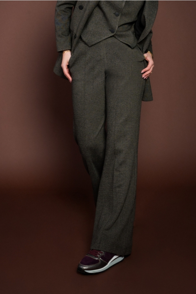 TQ Amsterdam bruine dames broek | Model vooraanzicht