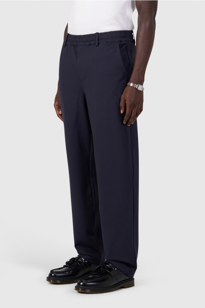 Pure Path blauwe heren broek | Model zijaanzicht