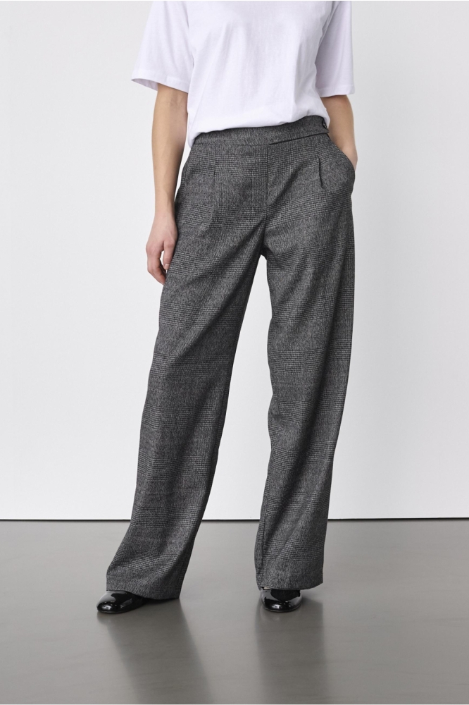SisterS point grijze dames broek | Model vooraanzicht