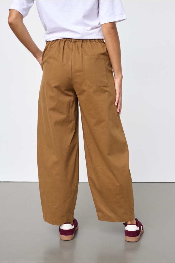 SisterS point camel dames broek | Model achteraanzicht