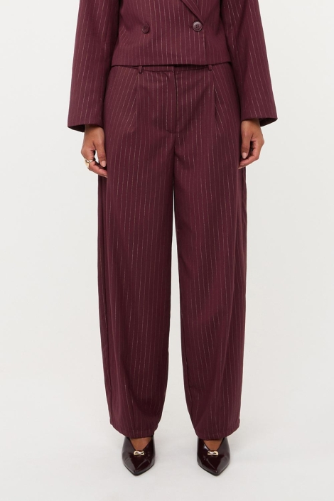 Ydence bordeaux dames broek | Model vooraanzicht