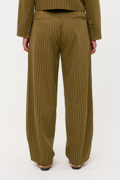 Ydence groene dames broek | Model achteraanzicht
