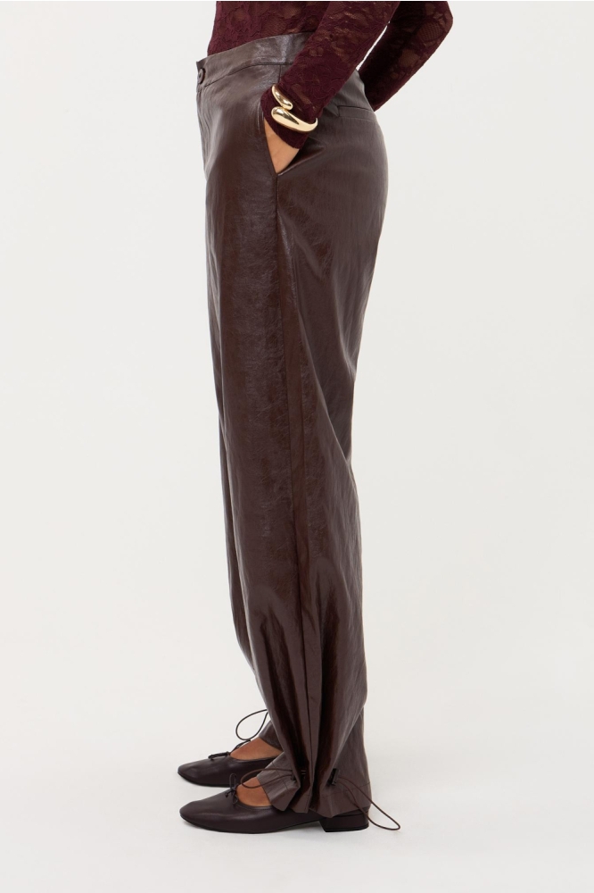 Ydence bruine dames broek | Model zijaanzicht