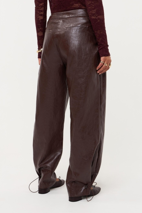 Ydence bruine dames broek | Model achteraanzicht