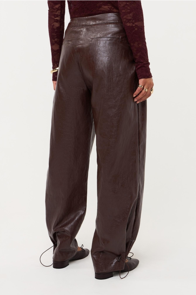Ydence bruine dames broek | Model achteraanzicht