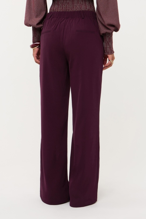 Ydence paarse dames broek | Model achteraanzicht