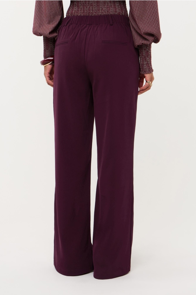 Ydence paarse dames broek | Model achteraanzicht