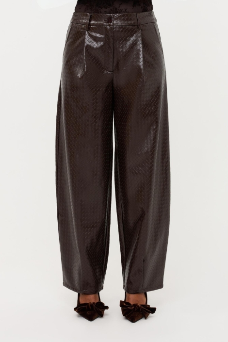 Ydence bruine dames broek | Model vooraanzicht
