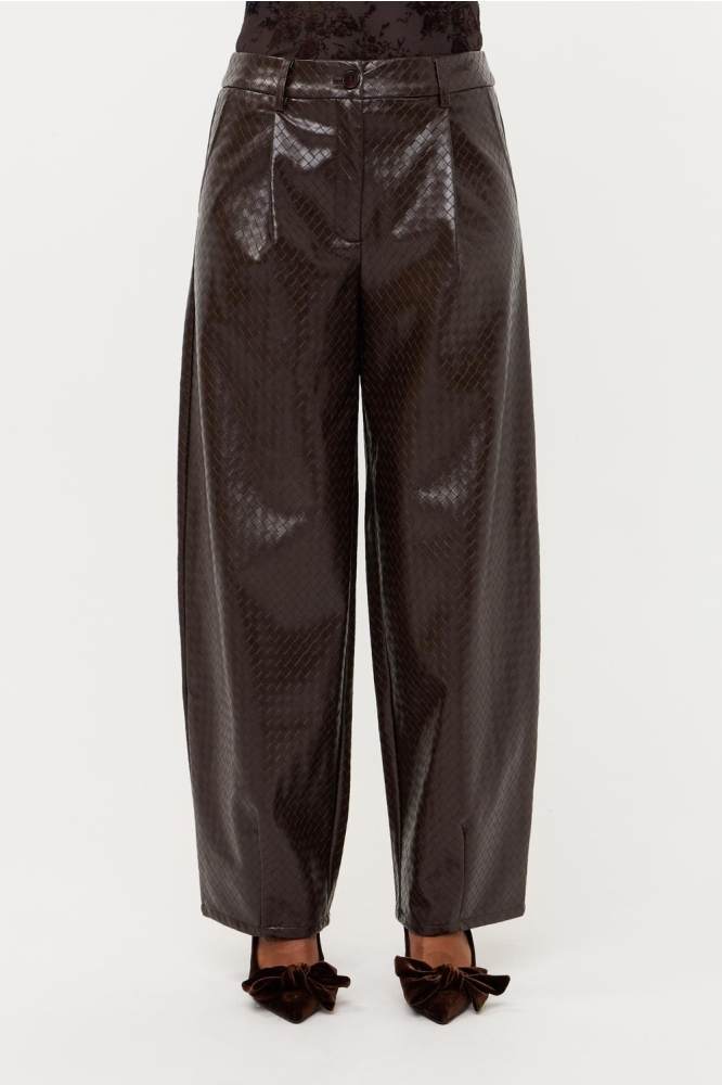 Ydence bruine dames broek | Model achteraanzicht