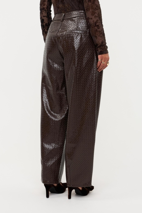 Ydence bruine dames broek | Model zijaanzicht