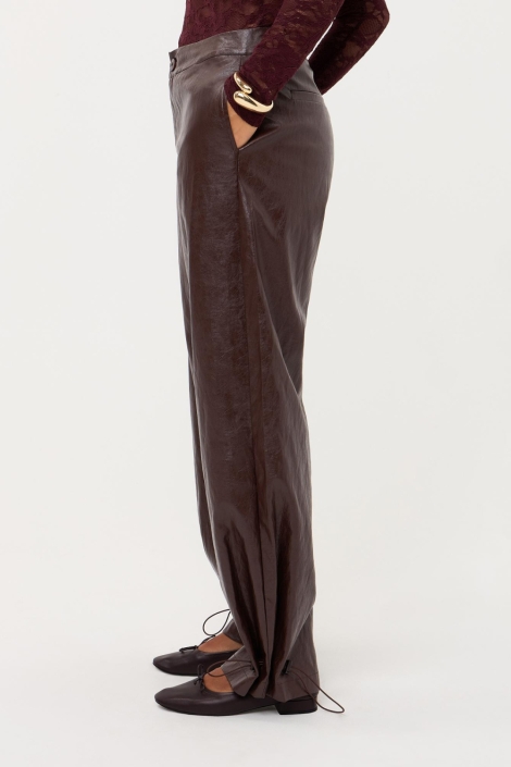Ydence bruine dames broek | Model zijaanzicht