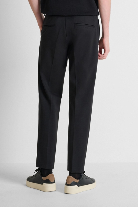 Antony Morato zwarte heren broek | Model achteraanzicht