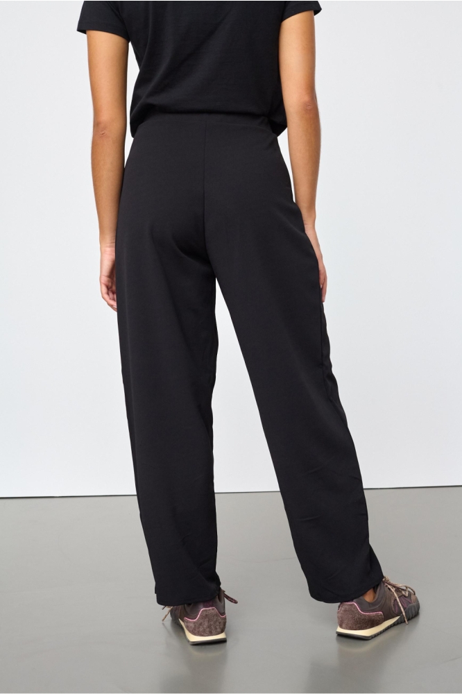 SisterS point zwarte dames broek | Model achteraanzicht