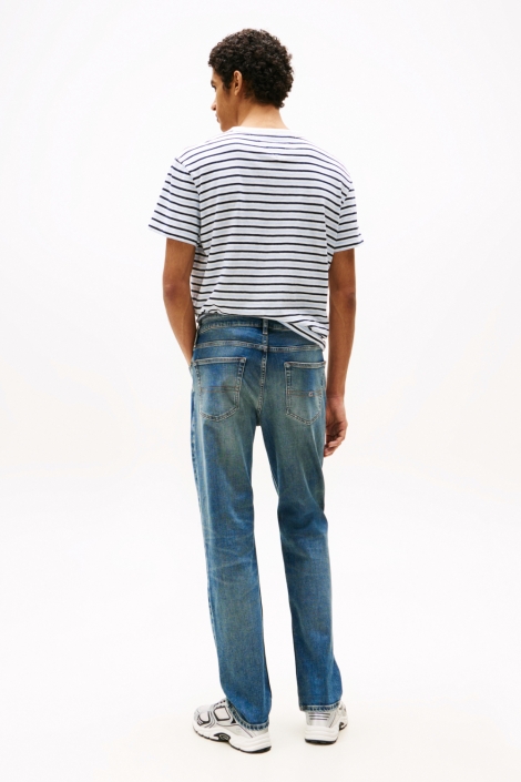 Tommy Jeans blauwe heren jeans | Model achteraanzicht
