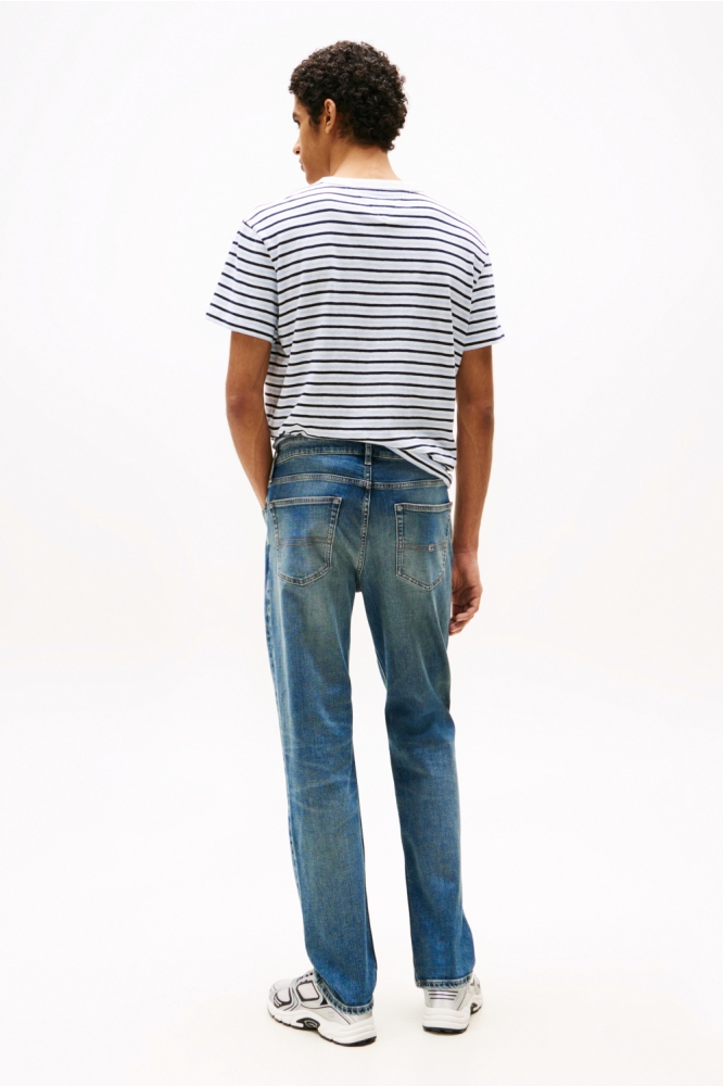 Tommy Jeans blauwe heren jeans | Model achteraanzicht