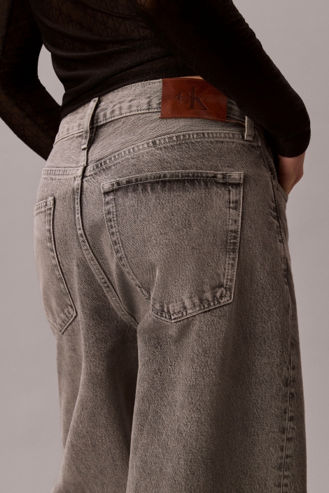 Calvin Klein grijze dames jeans | Model achteraanzicht