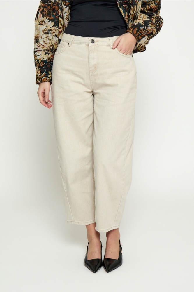 Peppercorn beige dames broek | Model vooraanzicht
