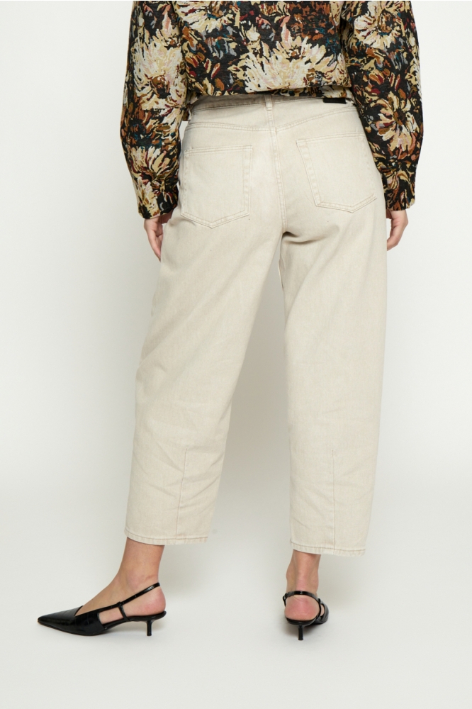 Peppercorn beige dames broek | Model achteraanzicht