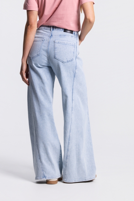 Juffrouw Jansen blauwe dames jeans | Model achteraanzicht