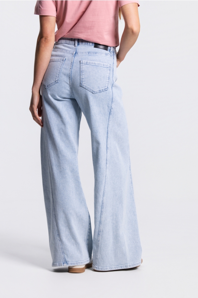 Juffrouw Jansen blauwe dames jeans | Model achteraanzicht