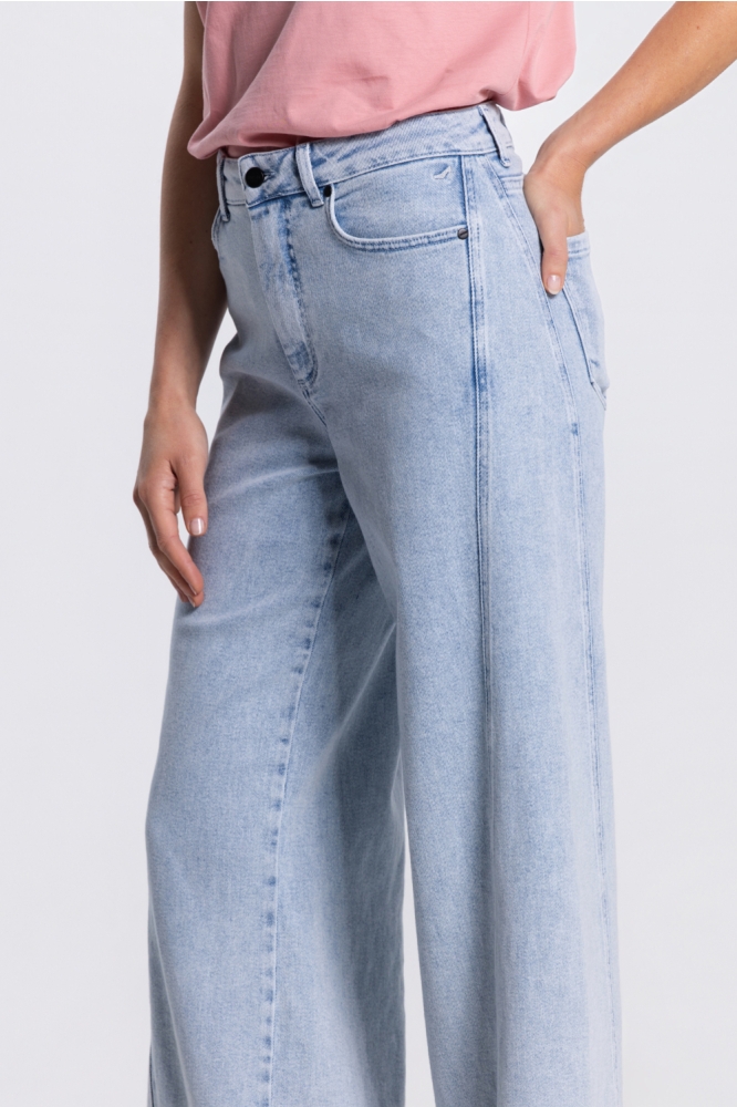 Juffrouw Jansen blauwe dames jeans | Close up