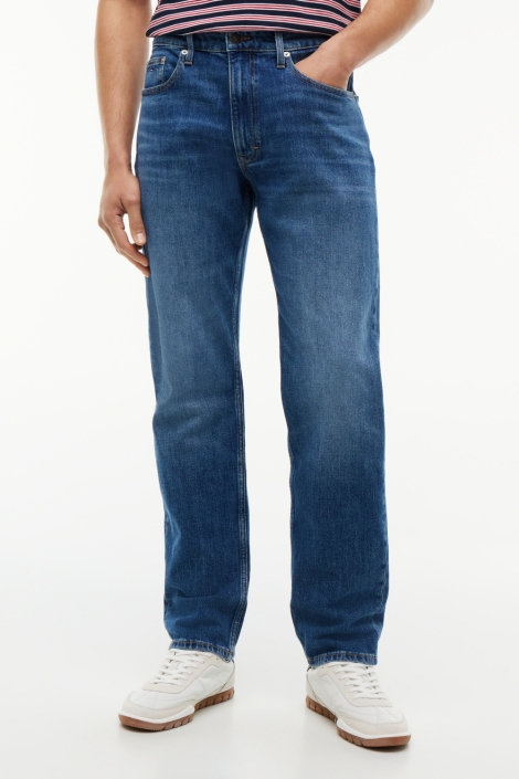 Tommy Jeans blauwe heren jeans | Model vooraanzicht