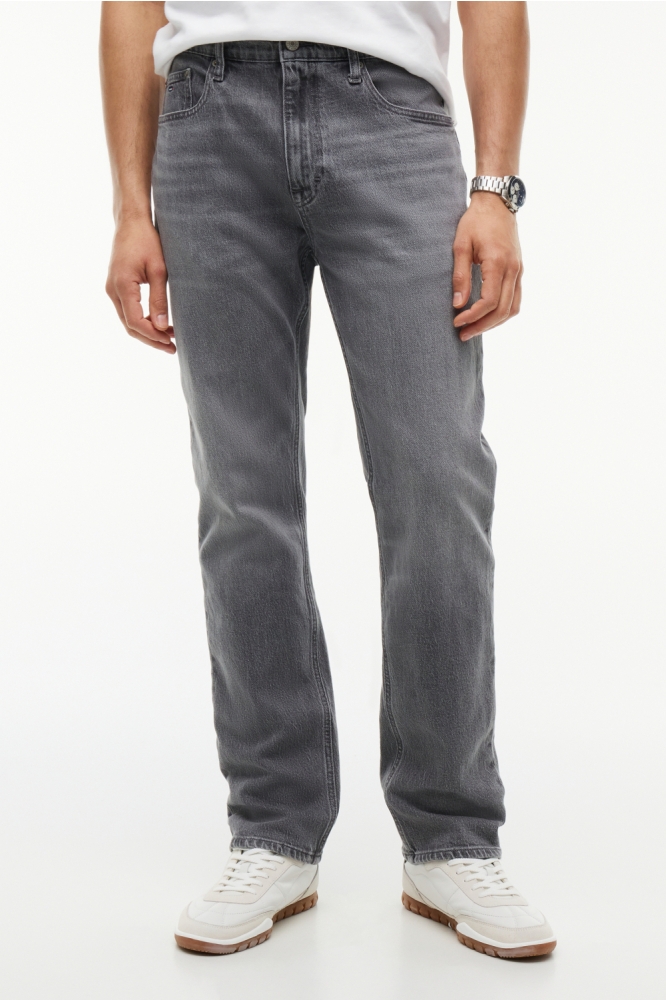 Tommy Jeans grijze heren jeans | Model vooraanzicht