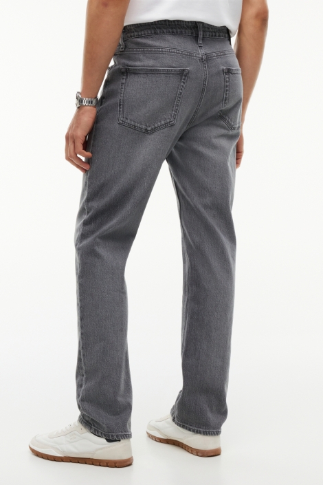 Tommy Jeans grijze heren jeans | Model achteraanzicht