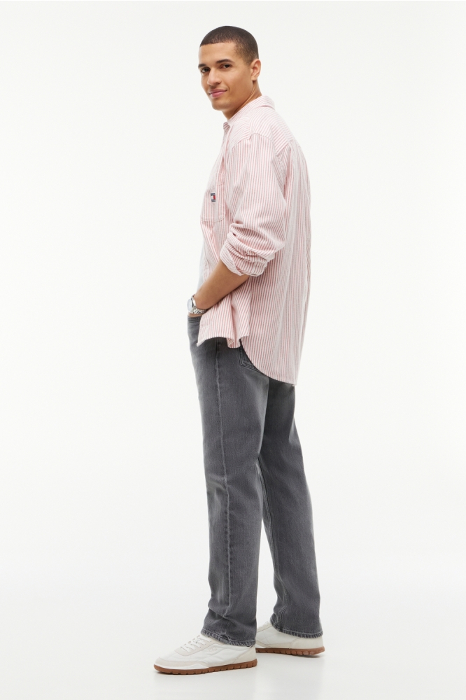 Tommy Jeans grijze heren jeans | Model achteraanzicht