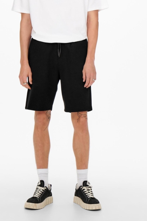 Only & Sons zwarte heren korte broek | Model vooraanzicht