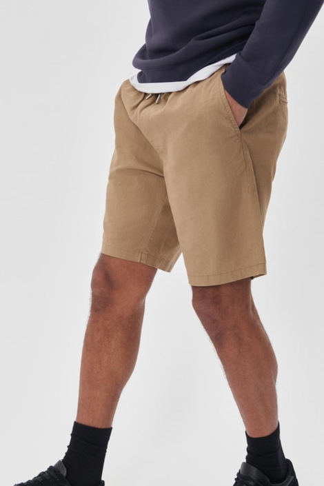 Matinique beige heren korte broek | Model zijaanzicht