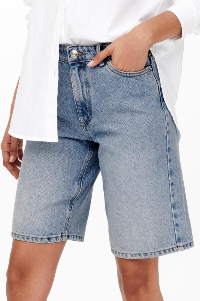 Only blauwe dames korte broek | Model vooraanzicht