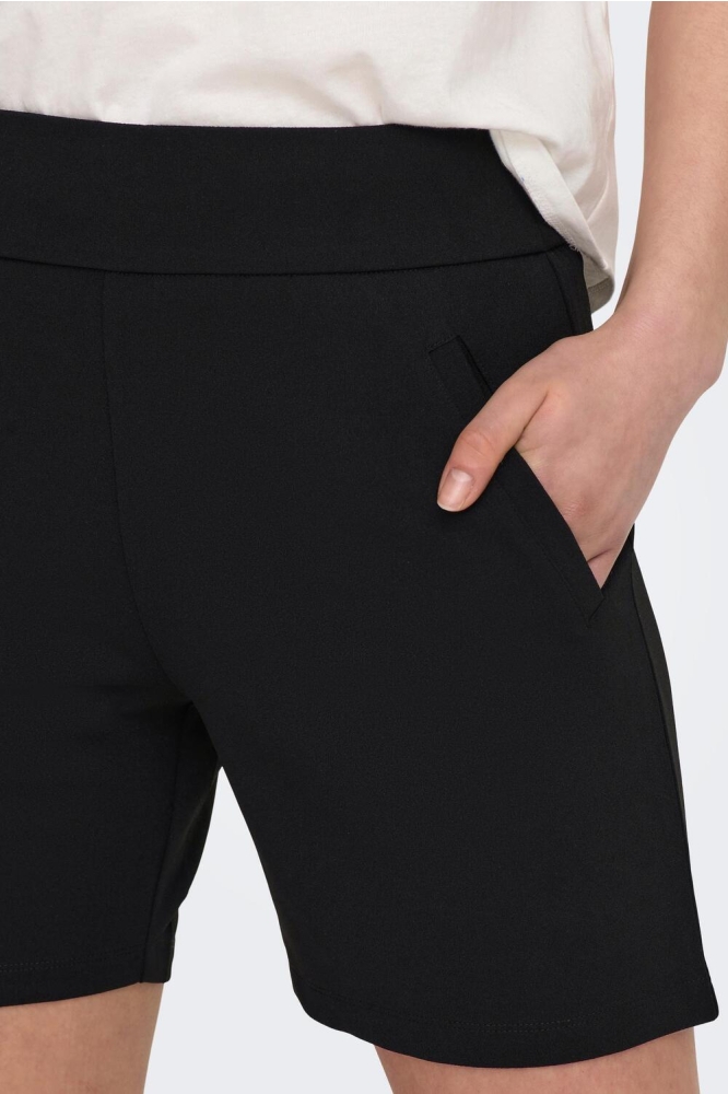 Jacqueline de Yong zwarte dames korte broek | Model vooraanzicht