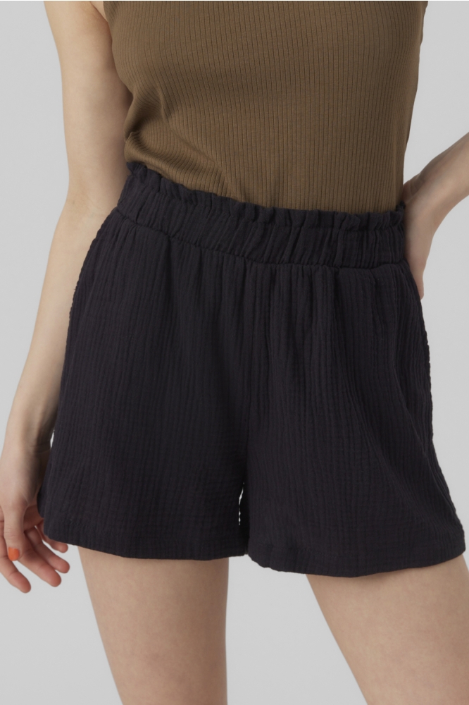 Vero Moda zwarte dames korte broek | Model vooraanzicht