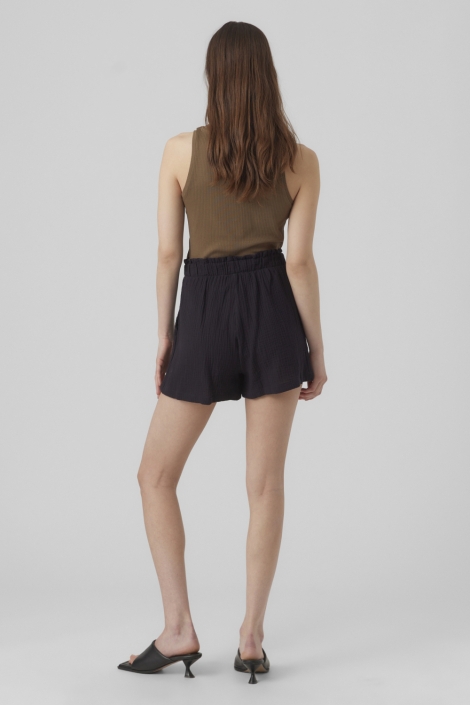 Vero Moda zwarte dames korte broek | Model achteraanzicht