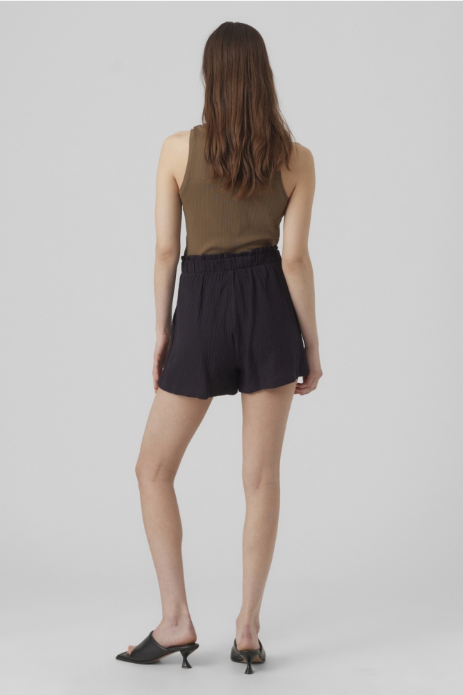 Vero Moda zwarte dames korte broek | Model achteraanzicht