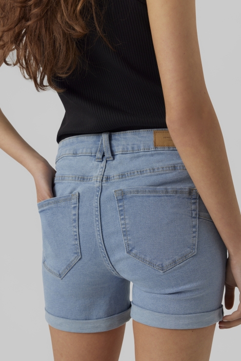 Vero Moda blauwe dames korte broek | Model achteraanzicht