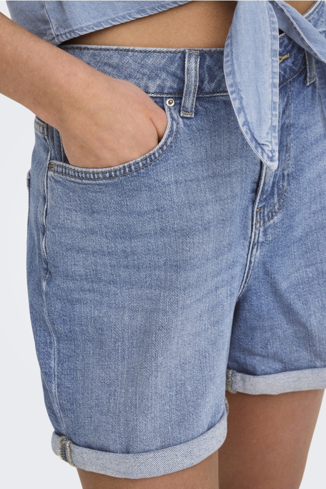 Only blauwe dames korte broek | Model vooraanzicht