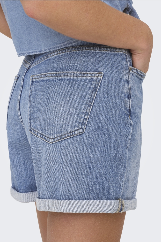 Only blauwe dames korte broek | Model zijaanzicht