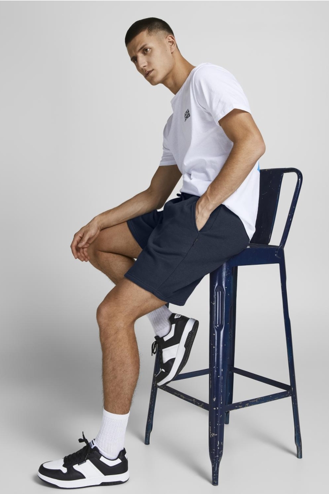 Jack & Jones blauwe heren korte broek | Model zijaanzicht