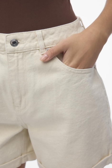Vero Moda ecru dames korte broek | Close up