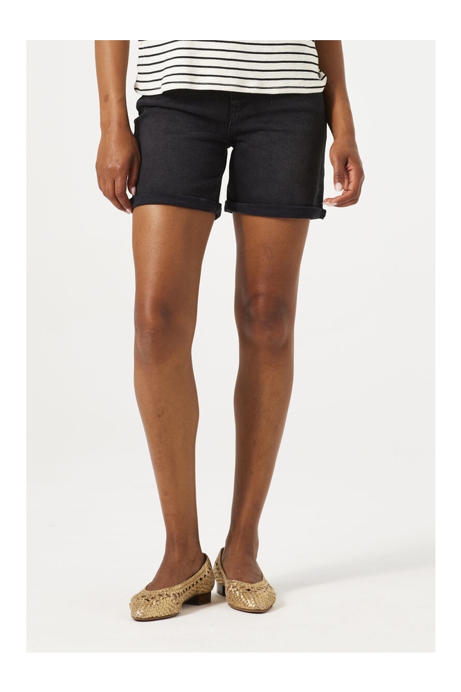 Garcia zwarte dames korte broek | Model vooraanzicht
