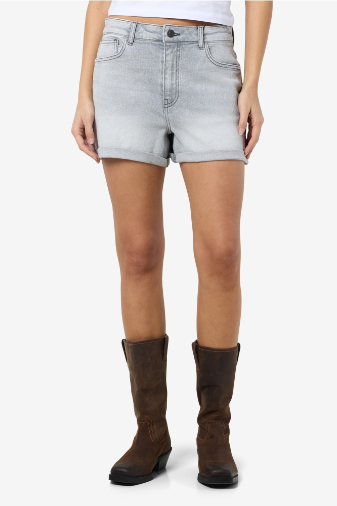 Noisy may grijze dames korte broek | Model vooraanzicht