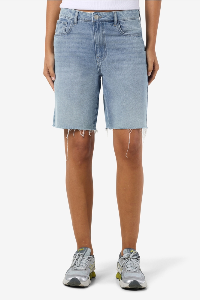 Noisy may blauwe dames korte broek | Model vooraanzicht