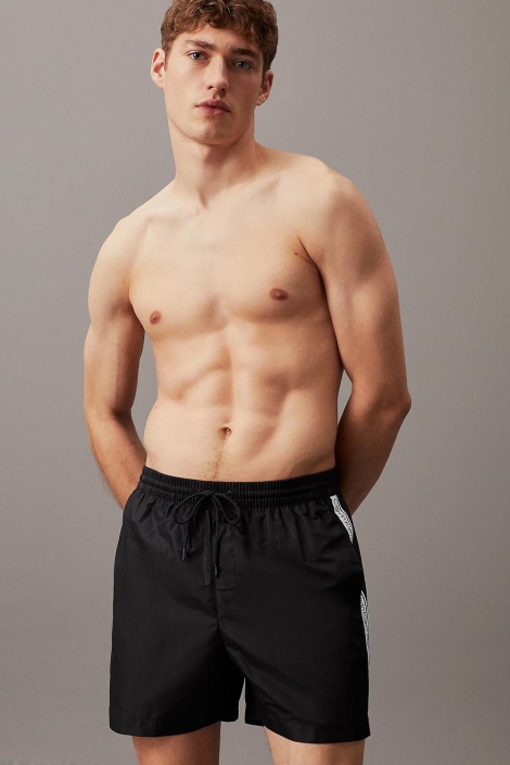 Calvin Klein zwarte heren korte broek | Model vooraanzicht