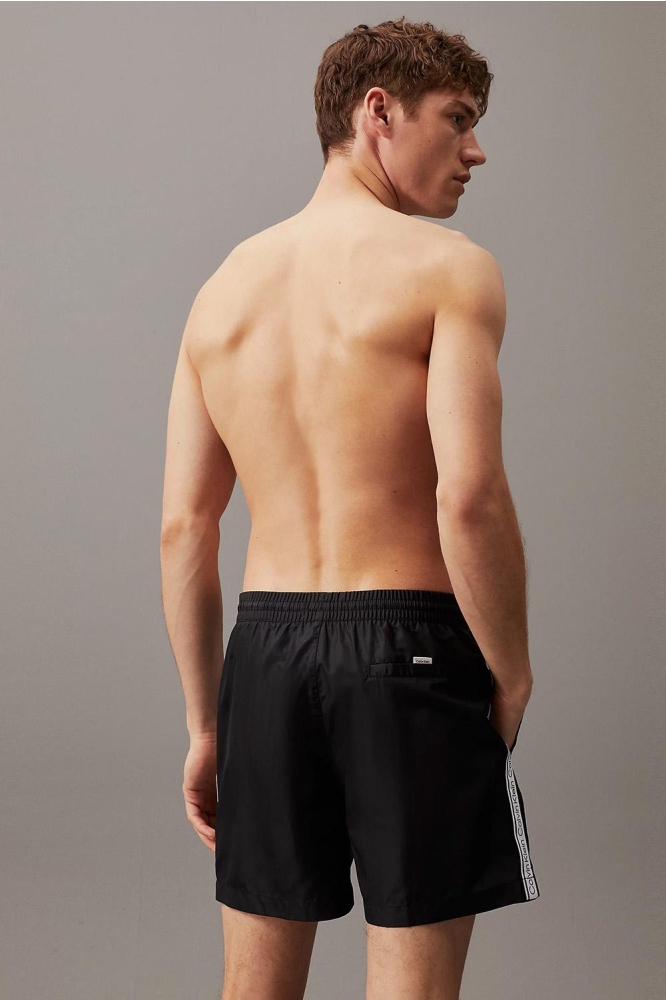 Calvin Klein zwarte heren korte broek | Model achteraanzicht
