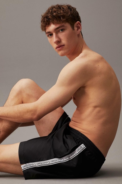Calvin Klein zwarte heren korte broek | Model zijaanzicht