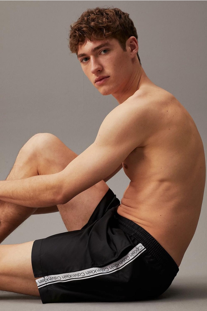 Calvin Klein zwarte heren korte broek | Model zijaanzicht