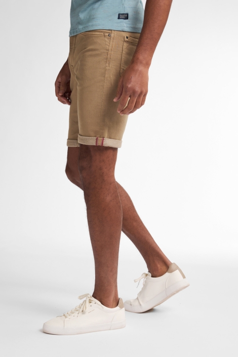 Petrol Industries bruine heren korte broek | Model zijaanzicht