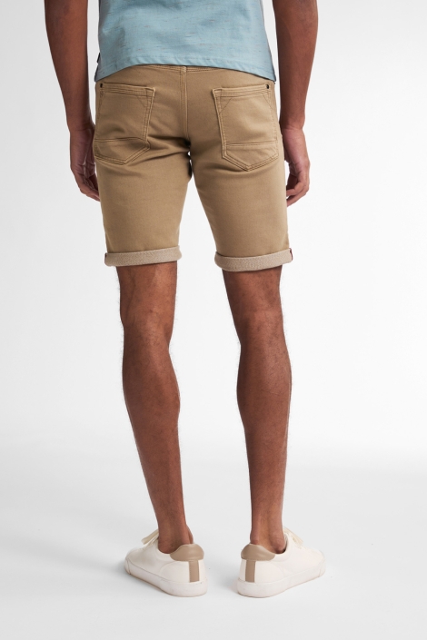 Petrol Industries bruine heren korte broek | Model achteraanzicht